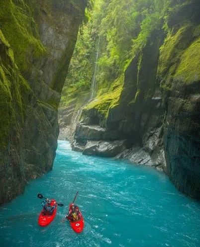 A short kayak on the lower gorge — the optional paddle instead of the walk