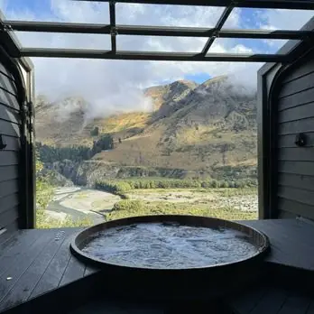 A private cedar tub above the Shotover canyon, Onsen